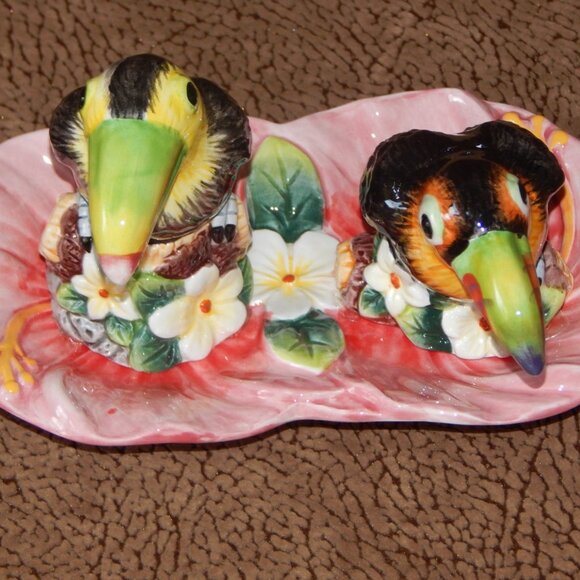 Corner Ruby Tropical Collection Birds Salt Pepper Shakers Tray Set Ceramic NEW - Picture 2 of 9